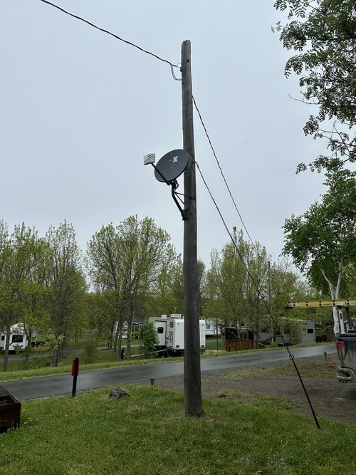 Pole-mounted antenna
