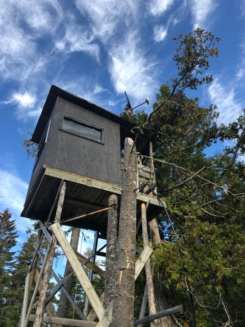 Antenne installée sur une structure en hauteur