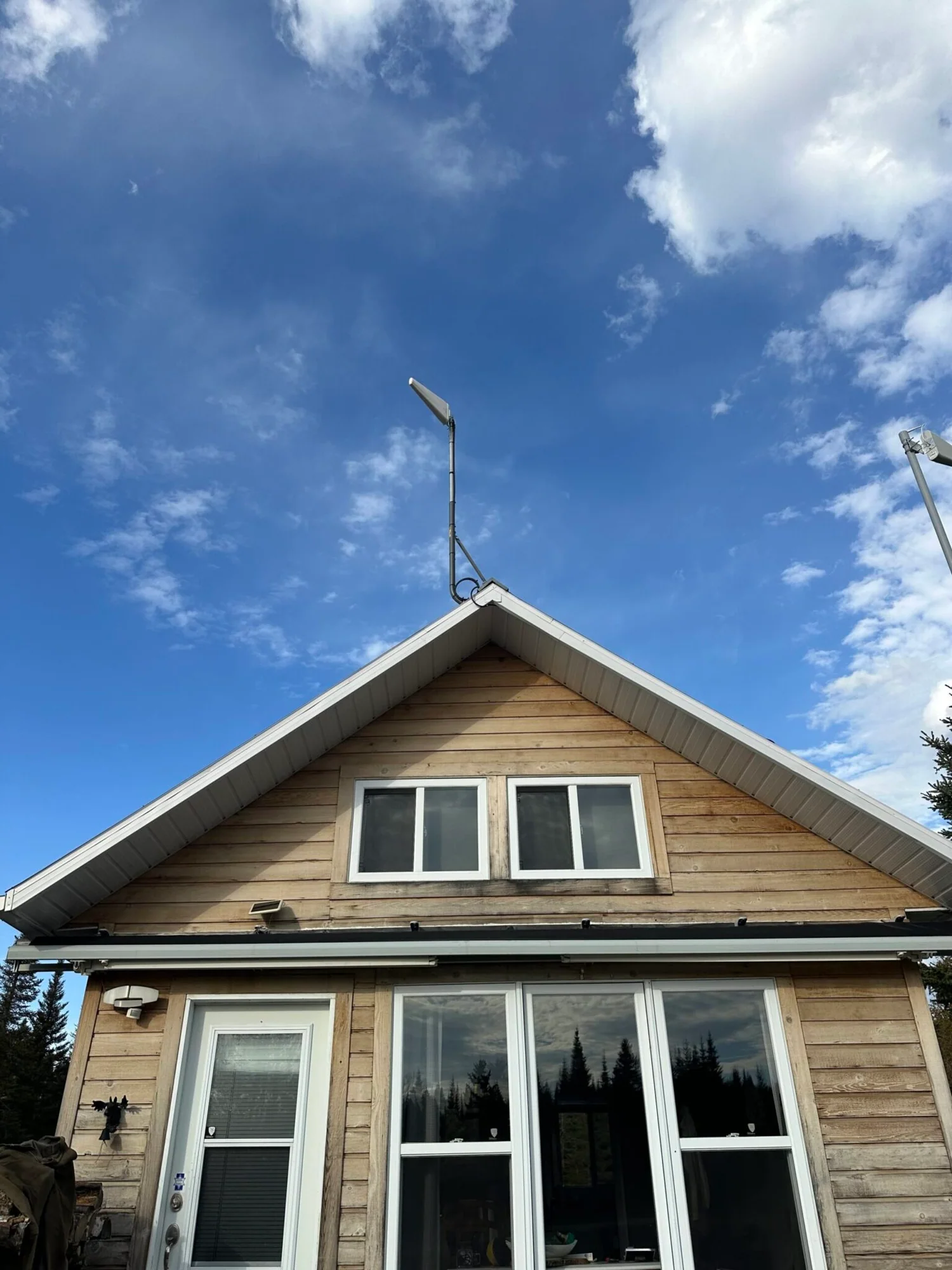Directional antenna on a wood-clad home
