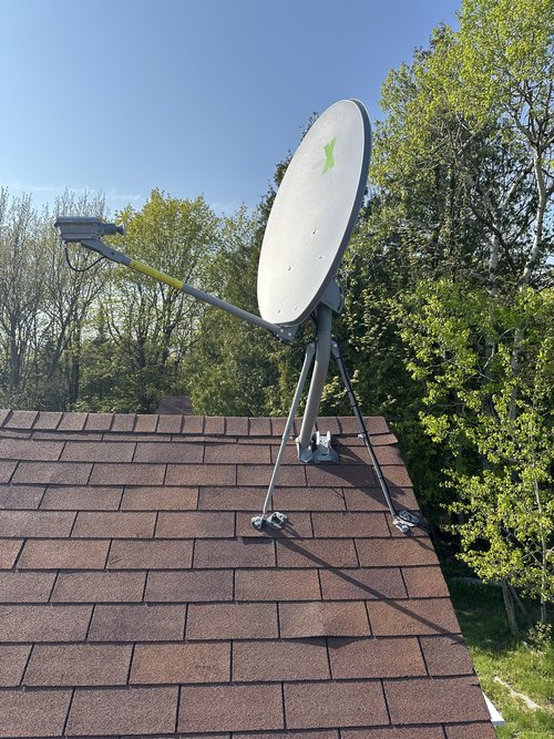 Roof-mounted antenna