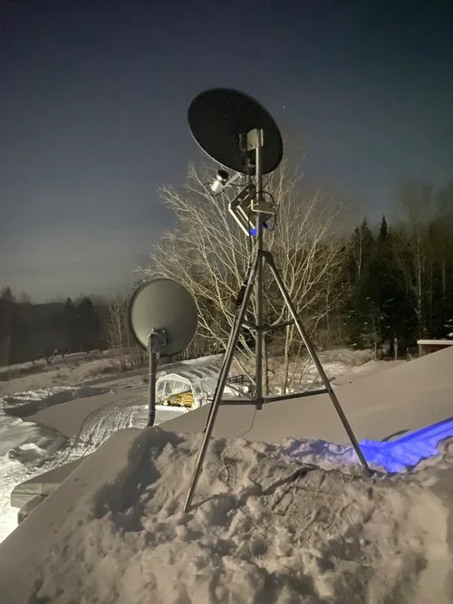 Système satellite installé en conditions hivernales