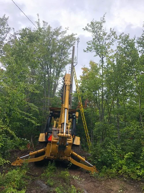 Installation d’un mât sur un site boisé