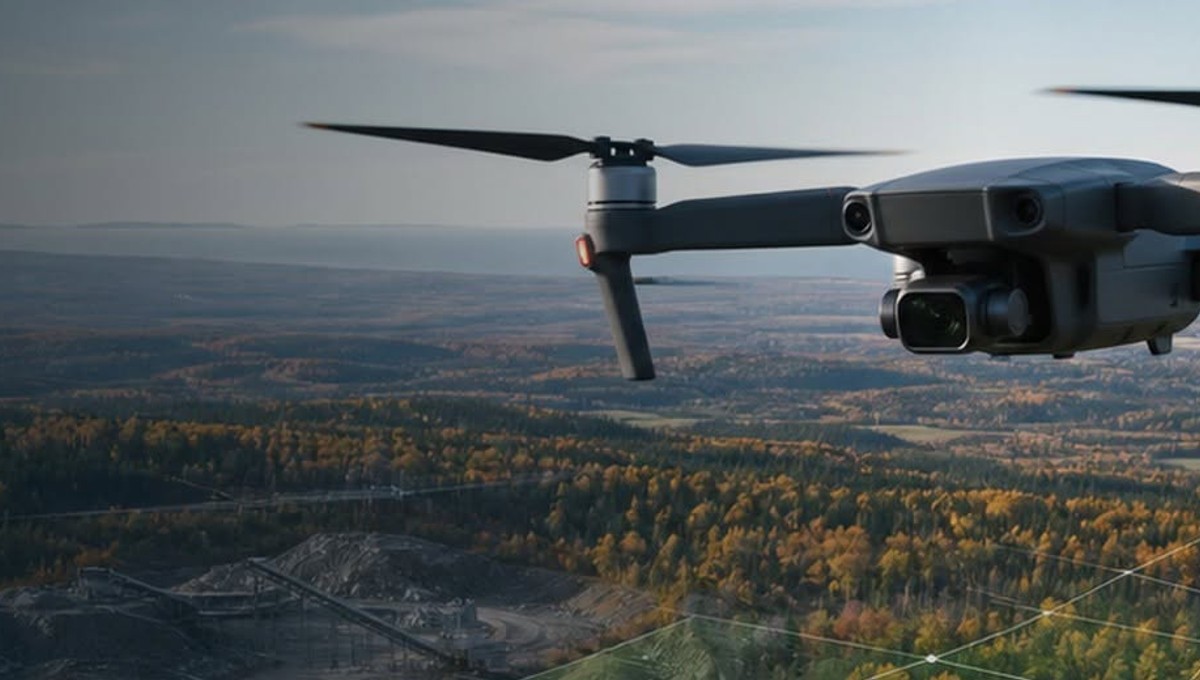 Drone en vol au-dessus d’un territoire cartographié